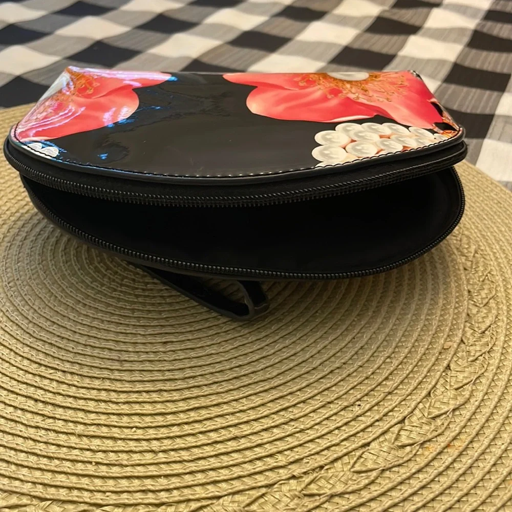 Wristlet - Picture 1 of 4